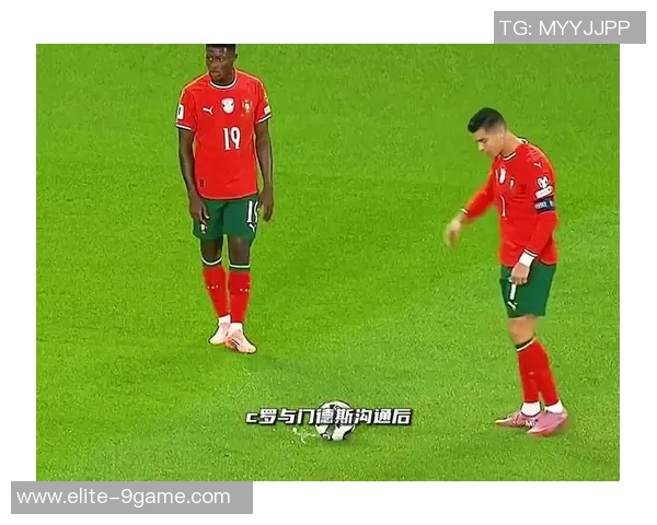 左右开弓的足球明星如何在比赛中展现双脚技术的完美结合与战术智慧